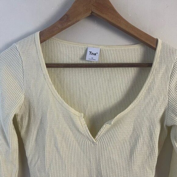 Aritzia TNA Wafflex Scoop Neck Notch Long Sleeve in Butter yellow XS cropped - Picture 4 of 10